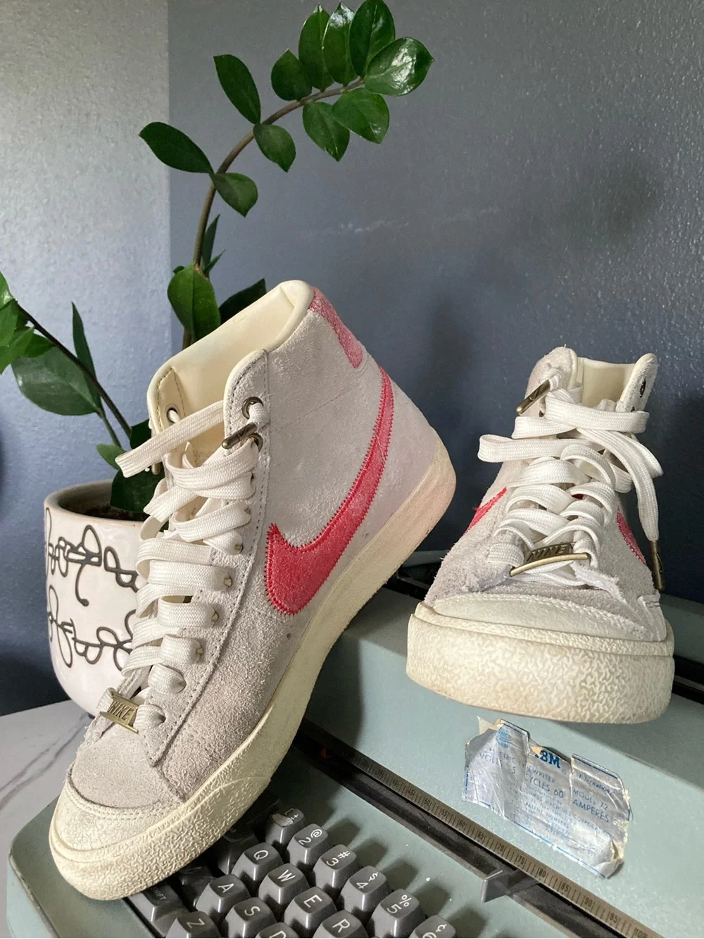 Nike suede High-Top Sneakers in Off-White with Pink/red Swoosh